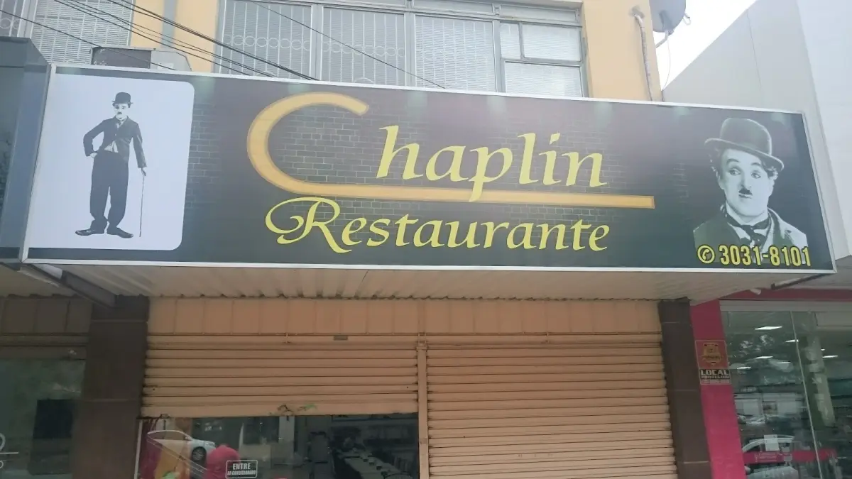 Fachada do Chaplin com letreiro escuro e letras douradas